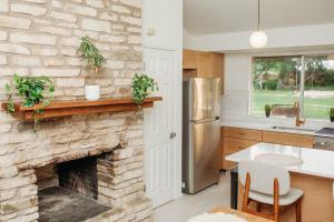 Η κουζίνα ή μικρή κουζίνα στο Cozy Rustic Austin Retreat - 3BR 2BA