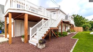 una casa con una escalera blanca en un patio en Sunset Shore House Whole House, en West Cape May