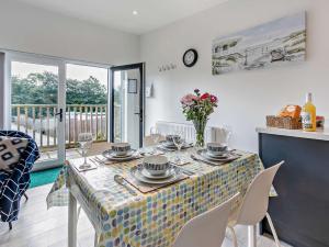 una sala da pranzo con tavolo e sedie di 2 Bed in Portreath 88826 a Camborne