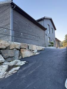 a stone retaining wall next to a building at Familievennlig Apartment in Tvedestrand
