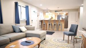 una sala de estar con un sofá y una mesa en Bay Escape, en North Cape May