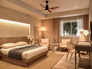 une chambre avec un lit et un ventilateur de plafond dans l'établissement Quinta Nina Playa del Carmen - Solo Adultos, à Playa del Carmen