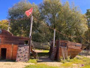 a playground with a basketball hoop and a net at Camping Chalets Lac St-Augustin in Quebec City