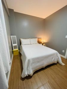 サルバドールにあるUNU The Plaza Ondinaの部屋にある大きな白いベッドのある寝室 +26枚の写真