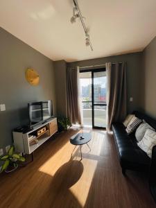 サルバドールにあるUNU The Plaza Ondinaのソファとテレビのあるリビングルーム