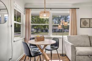 BereaにあるFenced & Pet-Friendly! Modern 2BR Retreat! CLE-BWのテーブルと椅子とソファのあるダイニングルーム
