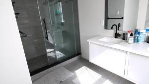 une salle de bain avec une douche en verre et un lavabo dans l'établissement Sweet On Sunset! Brand New Construction!, à West Cape May 27 autres photos