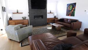 un salon avec un canapé et une cheminée dans l'établissement Sweet On Sunset! Brand New Construction!, à West Cape May