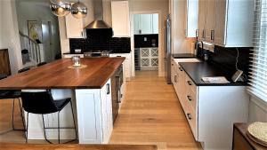 une cuisine avec des armoires blanches et un comptoir en bois dans l'établissement Sweet On Sunset! Brand New Construction!, à West Cape May