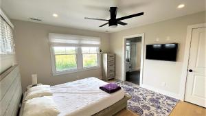 une chambre avec un lit et un ventilateur de plafond dans l'établissement Sweet On Sunset! Brand New Construction!, à West Cape May