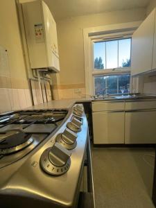 Kuchyň nebo kuchyňský kout v ubytování One bedroom studio flat