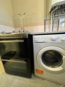 Kuchyň nebo kuchyňský kout v ubytování One bedroom studio flat