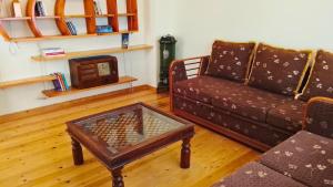 un soggiorno con un divano e un tavolino da caffè di HostelKorca a Korçë