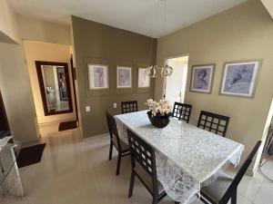 a dining room with a white table and chairs at Apartamento completo para Cop30 - CENTRO DE BELÉM - Edifício Saint Germain- Travessa 14 de abril 1755 in Belém
