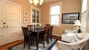 une salle à manger avec une table et des chaises dans l'établissement Heritage House 2, à Cape May