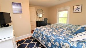 une chambre avec un lit et une télévision à écran plat dans l'établissement Heritage House 2, à Cape May