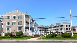 Una hilera de edificios de apartamentos con una bandera estadounidense en The Capers 402, en Cape May