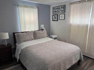 una camera da letto con un letto e una finestra di Modern LIVIN 1bd 1ba a Woonsocket