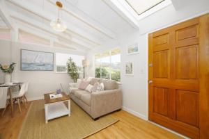 un salon avec un canapé et une table dans l'établissement Private Cottage House - Walk to Beaches HarborFood Trials so much more, à El Granada