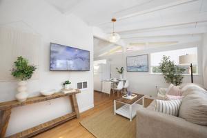 un salon avec un canapé et une table dans l'établissement Private Cottage House - Walk to Beaches HarborFood Trials so much more, à El Granada