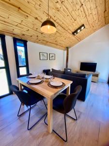 a dining room with a wooden table and chairs at Henko 1 in Villa La Angostura