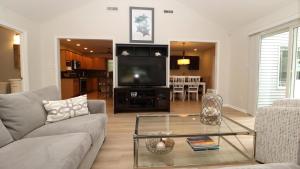 TV a/nebo společenská místnost v ubytování The Beach House At Cape May Ave