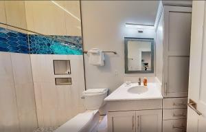 Ένα μπάνιο στο Couple's Getaway, 1st- floor suite w/ ocean views, beautiful sunrises, patio, AC +22 φωτογραφίες