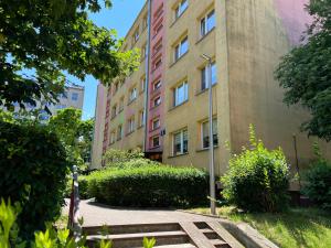 a tall building with a sidewalk in front of it at Apartament Piaskowa Mountain & Coffee in Wałbrzych