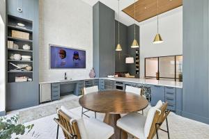 TV a/nebo společenská místnost v ubytování 99 Modern 2B2B Near Stockyards, Resort Pool & Gym, 7M to Dickies Stadium, 15M to AT&T stadium