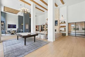 TV a/nebo společenská místnost v ubytování 99 Modern 2B2B Near Stockyards, Resort Pool & Gym, 7M to Dickies Stadium, 15M to AT&T stadium