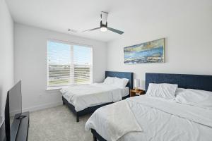 Postel nebo postele na pokoji v ubytování 99 Modern 2B2B Near Stockyards, Resort Pool & Gym, 7M to Dickies Stadium, 15M to AT&T stadium + 27 fotografií