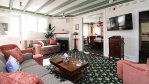 Μια τηλεόραση ή/και κέντρο ψυχαγωγίας στο Saltwood House 4 Bedroom