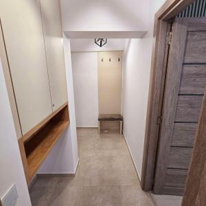 - un couloir avec une porte menant à un dressing dans l'établissement Downtown Studio, à Râmnicu Vâlcea