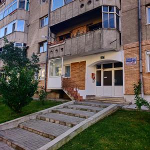 un bâtiment avec des escaliers devant un bâtiment dans l'établissement Downtown Studio, à Râmnicu Vâlcea