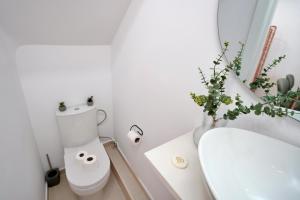 Bilik mandi di MBird Casa Limão Duplex Cascais +26 gambar