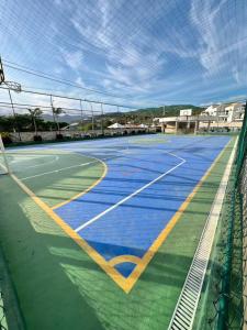 a tennis court with a blue and green court at Mar dos Anjos in Arraial do Cabo