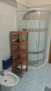 a bathroom with a shower and a toilet and a sink at Appartamento accogliente sotto la Rupe di Orvieto in Orvieto