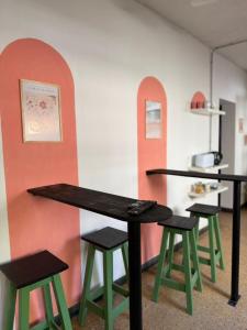 a table and stools in a room with a kitchen at 3260HOSTEL in Concepción del Uruguay