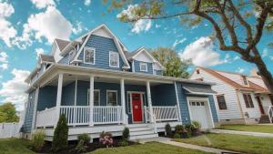 una casa azul y blanca con una puerta roja en Coastal Blu W Pool, en Cape May