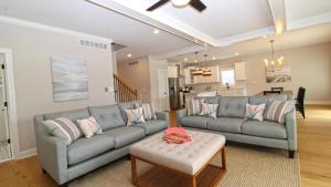 una sala de estar con un sofá y una mesa en Coastal Blu W Pool, en Cape May