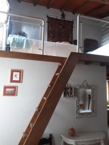 una escalera en una casa con un espejo en la pared en il platano, en Monsagrati