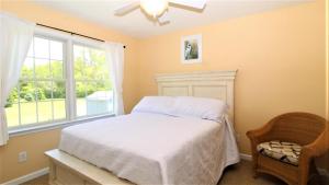 Katil atau katil-katil dalam bilik di Fairwinds Cottage +31 gambar