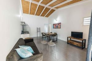 TV a/nebo společenská místnost v ubytování Pink Lagoon by Boutique Bonaire Unique Resorts