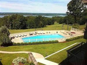 una grande piscina in un cortile con sedie di Greenside at Schuss Mountain a Bellaire