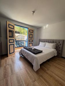 a bedroom with a large bed and a large window at apartamento milu in Salento