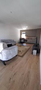 una sala de estar con una cama y un sofá en Blert's apartment in Gjakova, en Gjakove