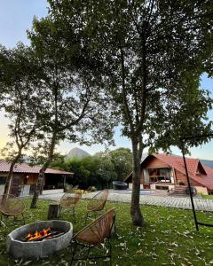 a group of chairs and a fire pit in a yard at Casa 04 Monte Boa Vista - Conforto com Piscina Privativa, Sauna e Lareira in Teresópolis