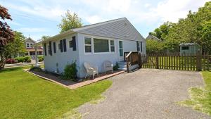 una piccola casa con due sedie in un cortile di Dottys Cottage a Cape May