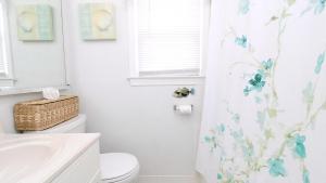 un bagno con un water e una tenda da doccia di Dottys Cottage a Cape May Altre 12 foto