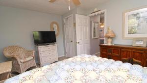 una camera da letto con un letto e una TV a schermo piatto di Dottys Cottage a Cape May
